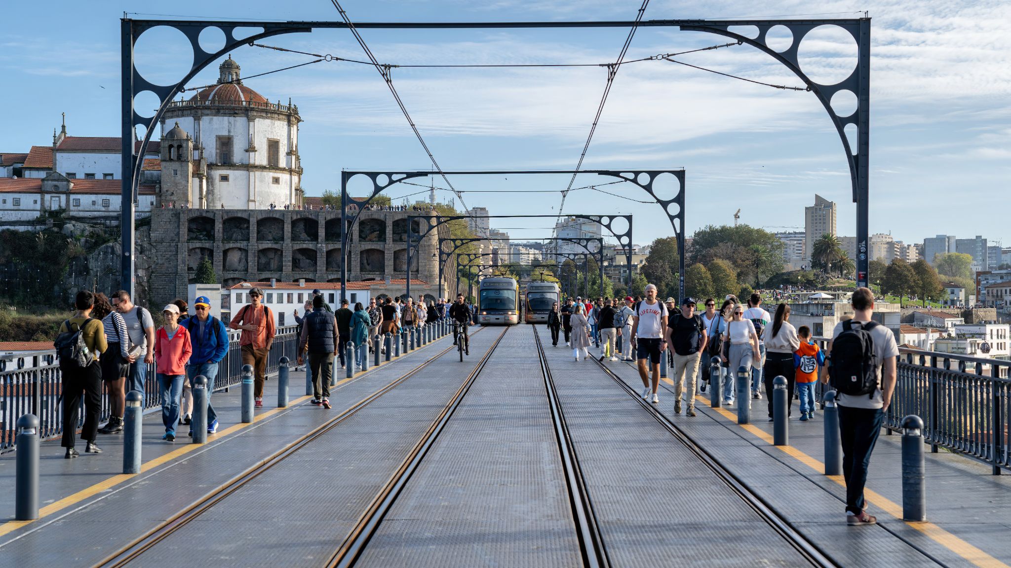 Die Ponte Luiz I verbindet Porto mit Vila Nova de Gaia. Es gibt zwei Ebenen: Die obere wird von der Straßenbahn genutzt, die untere vom Autoverkehr.